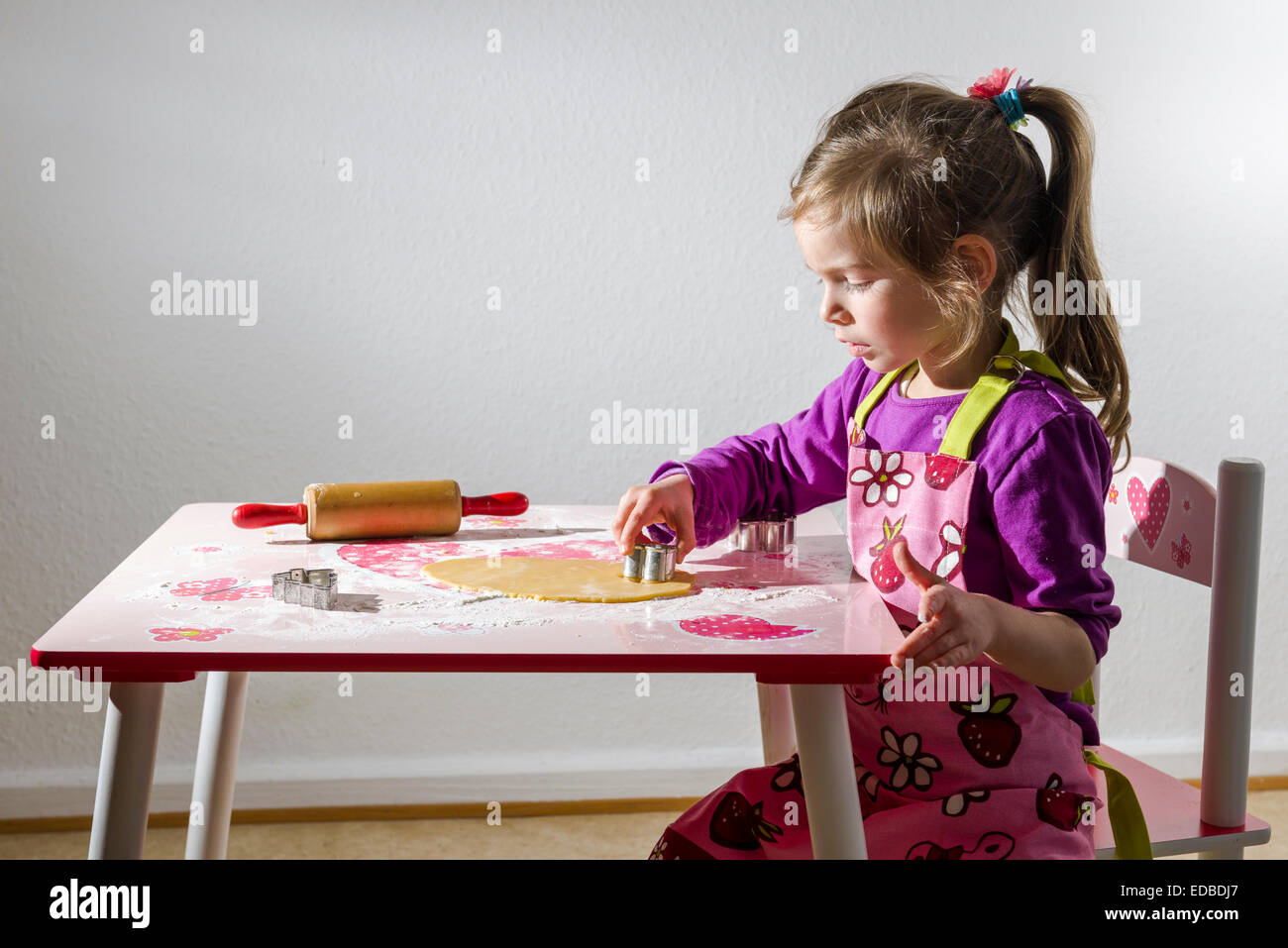 Fille, 3 ans, baking Christmas Cookies Banque D'Images