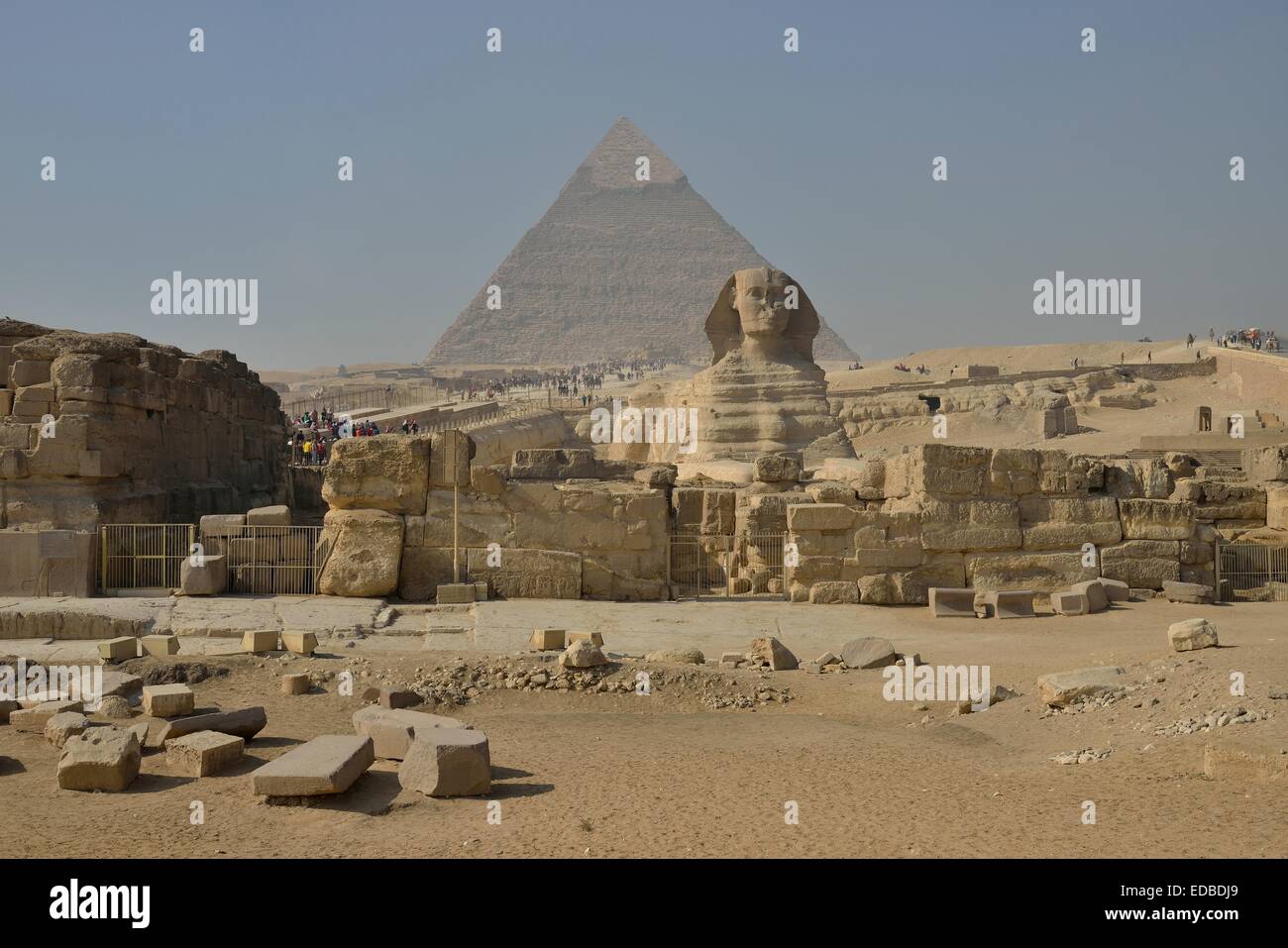Sphinx ou grand Sphinx de Gizeh, lion à tête humaine, construit au 4ème dynastie égyptienne autour de 2700 avant J.-C., en face de la Banque D'Images