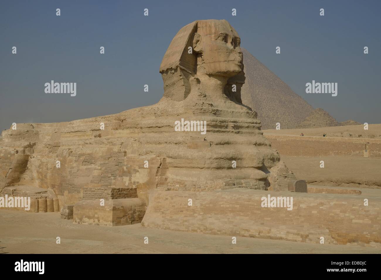 Sphinx ou grand Sphinx de Gizeh, lion à tête humaine, construit au 4ème dynastie égyptienne autour de 2700 avant J.-C., en face de la Banque D'Images