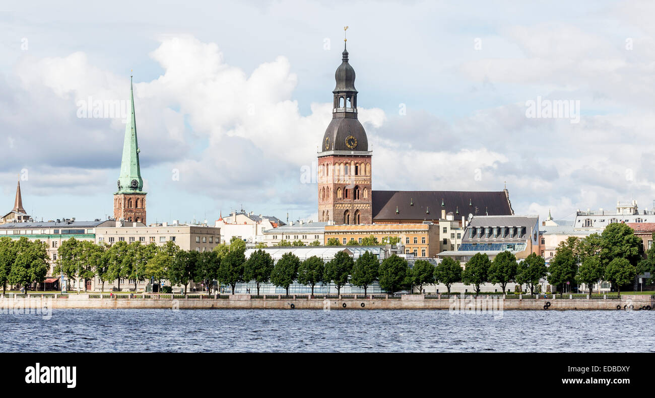 Centre historique avec les rives du fleuve Daugava ou Dvina occidentale, avec la cathédrale de Riga, Riga, Lettonie Banque D'Images