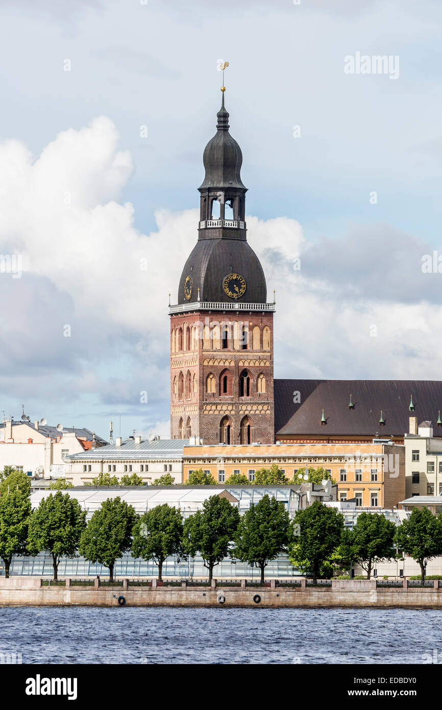 Centre historique avec les rives du fleuve Daugava ou Dvina occidentale, avec la cathédrale de Riga, Riga, Lettonie Banque D'Images