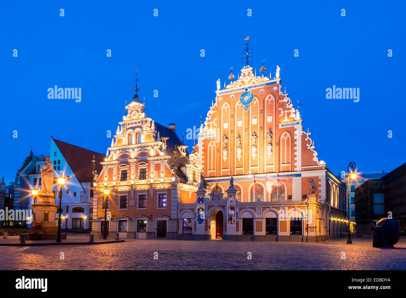 Maison des Têtes Noires à la place de l'Hôtel de Ville, le centre historique, l'heure bleue, crépuscule, UNESCO World Heritage Site, Riga, Lettonie Banque D'Images
