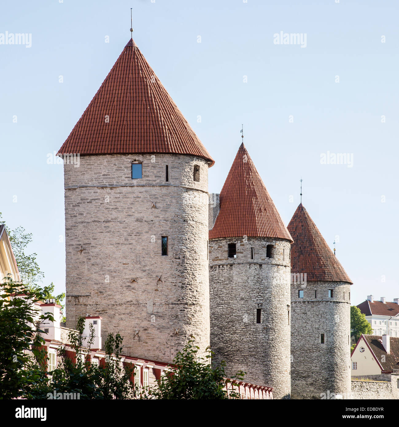 Mur de la ville avec les tours du mur sur la place des tours, Tallinn, Estonie Banque D'Images