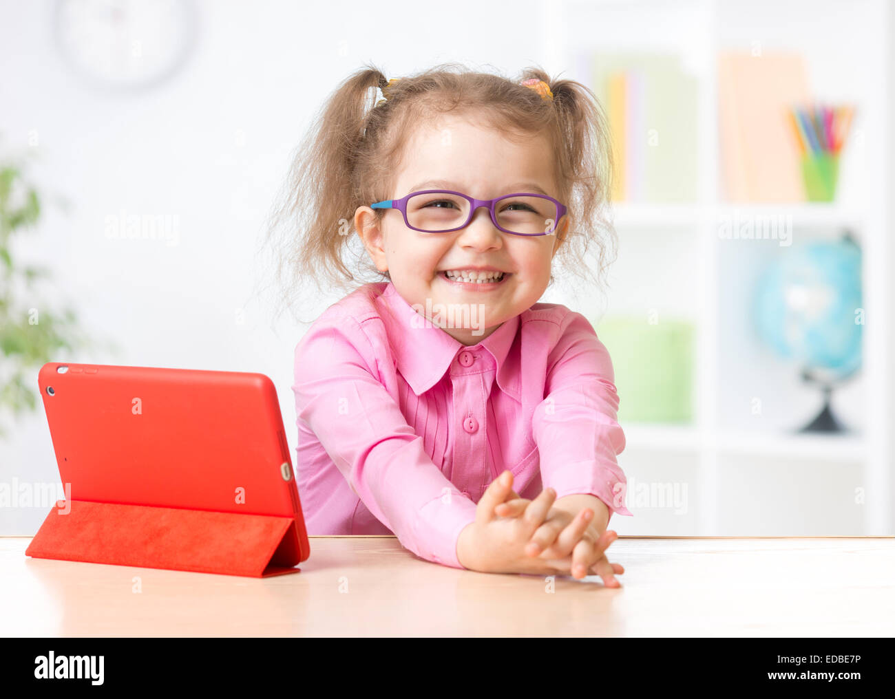 Happy kid with tablet PC dans les verres comme concept de l'éducation précoce Banque D'Images