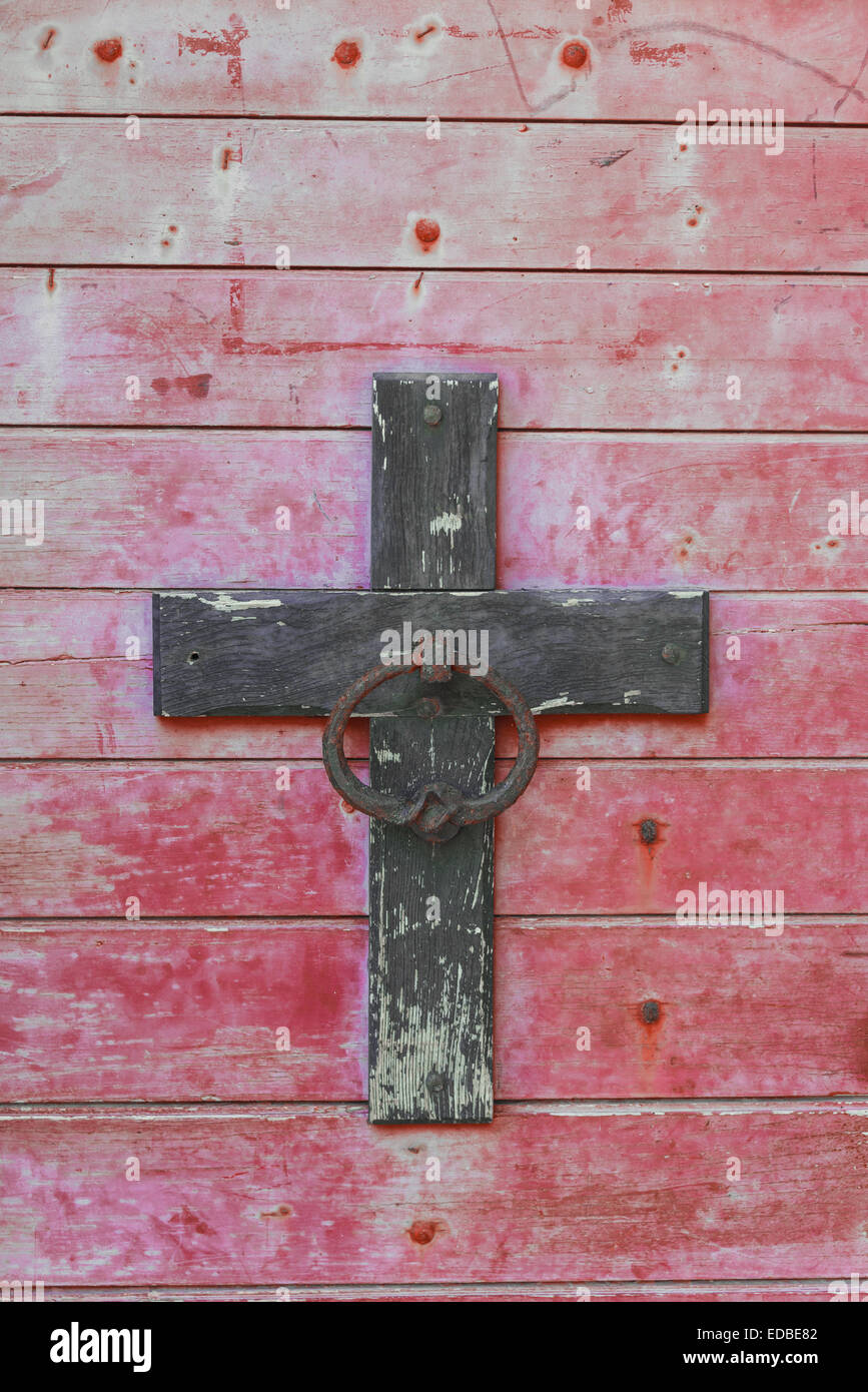 Weathered croix sur un mur en bois Banque D'Images