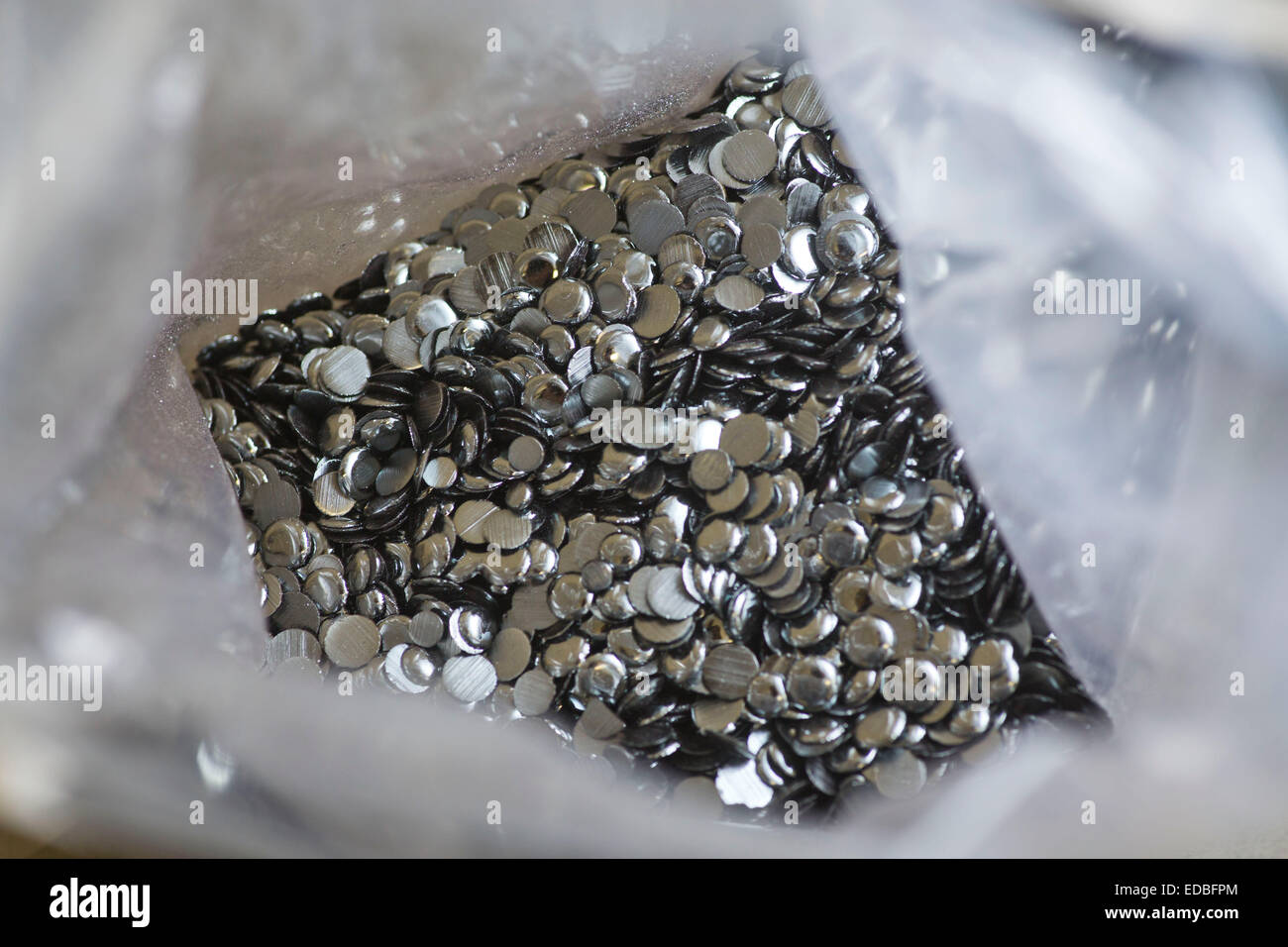 Granulés de sélénium ont mangé à l'Tradium GmbH à Francfort, Allemagne, novembre5, 2012. Tradium est considéré comme l'un des commerçants les plus connues d'Europe dans la technologie des métaux et terres rares. Photo : Frank Rumpenhorst/dpa Banque D'Images