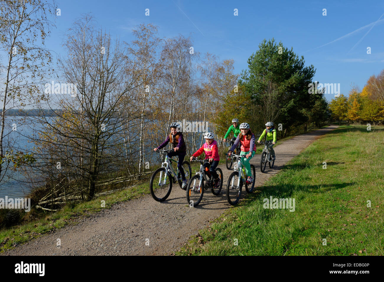 Famille le vélo à Murner Voir le lac, Haut-palatinat Lakeland, près de Wackersdorf, Haut-Palatinat, en Bavière, Allemagne Banque D'Images Famille le vélo à Murner Voir le lac, Haut-palatinat Lakeland, près de Wackersdorf, Haut-Palatinat, en Bavière, Allemagne Banque D'Images