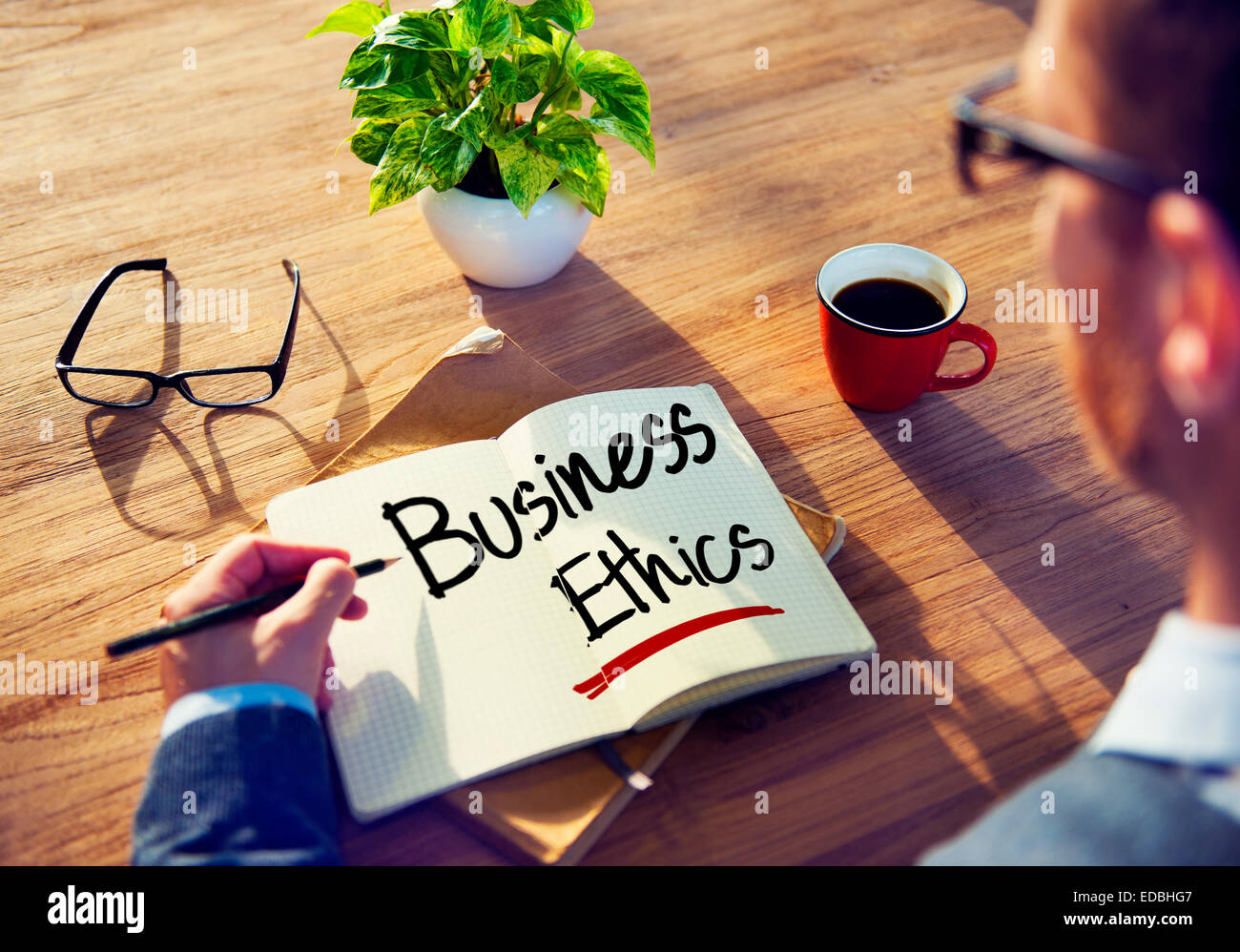 Homme avec une note et à l'éthique d'entreprise Concept Banque D'Images