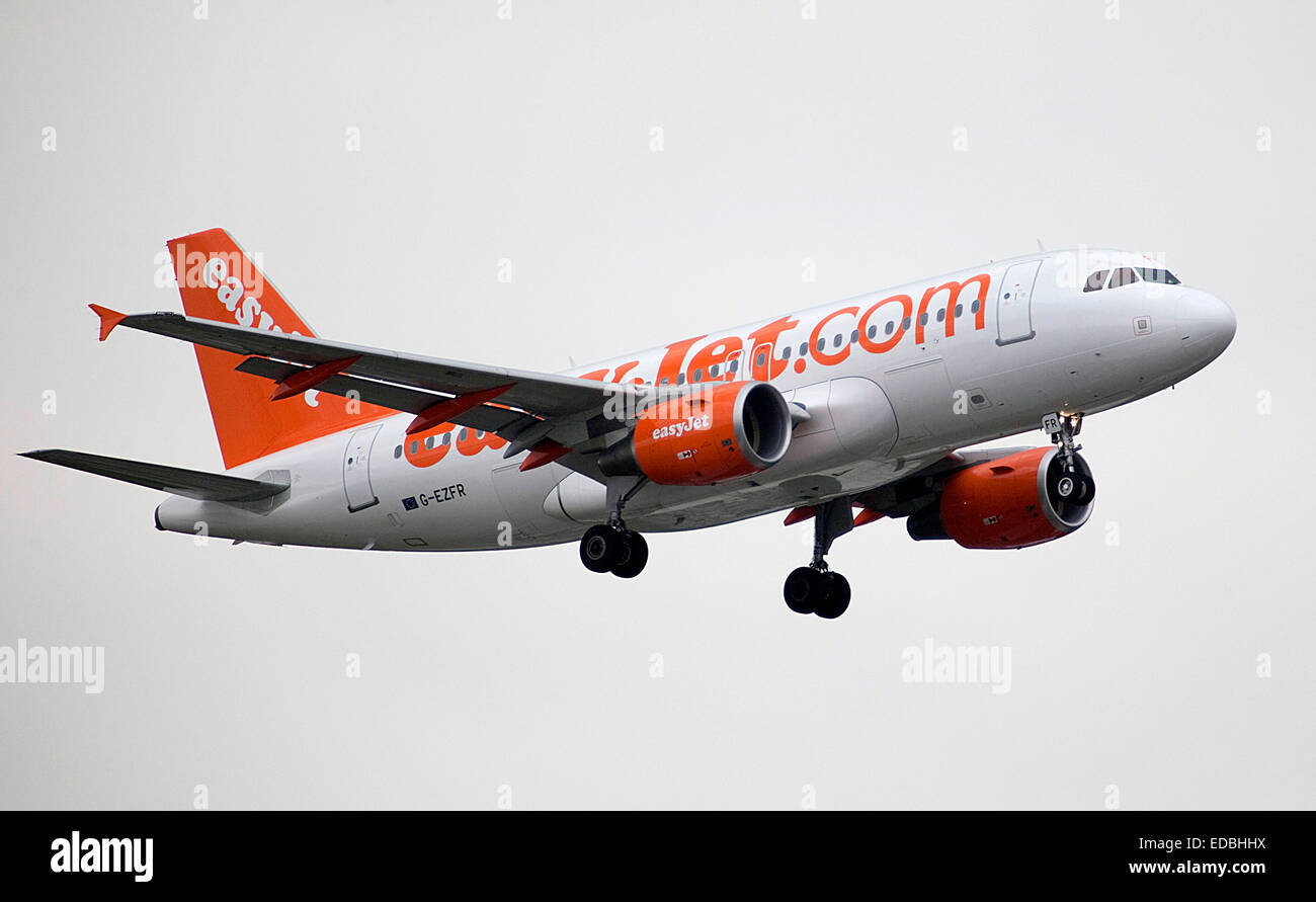 Un avion EasyJet se prépare à atterrir à l'aéroport de Londres Stansted, Essex. Banque D'Images