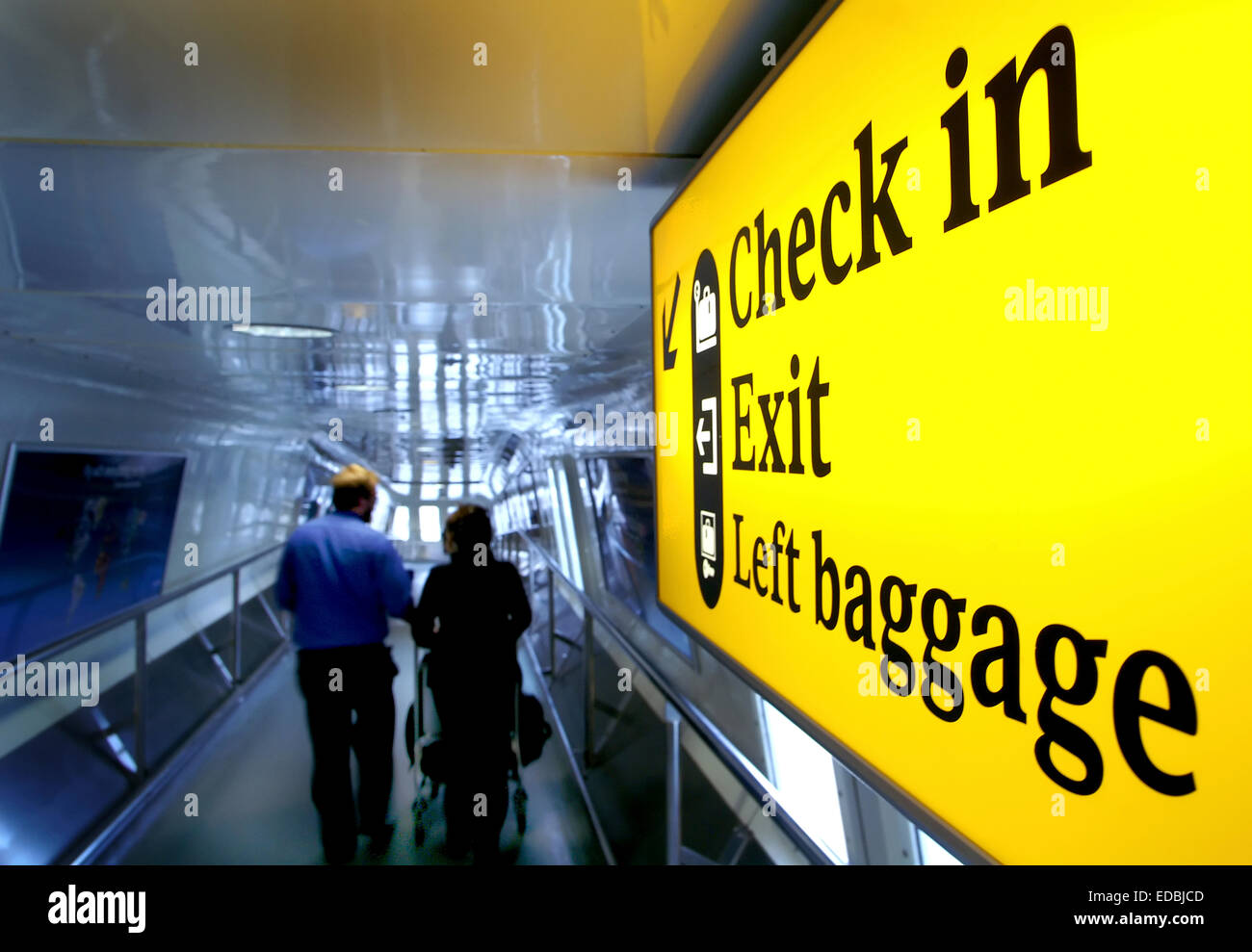 L'image montre des passagers à l'Heathrow Terminal 2. Banque D'Images