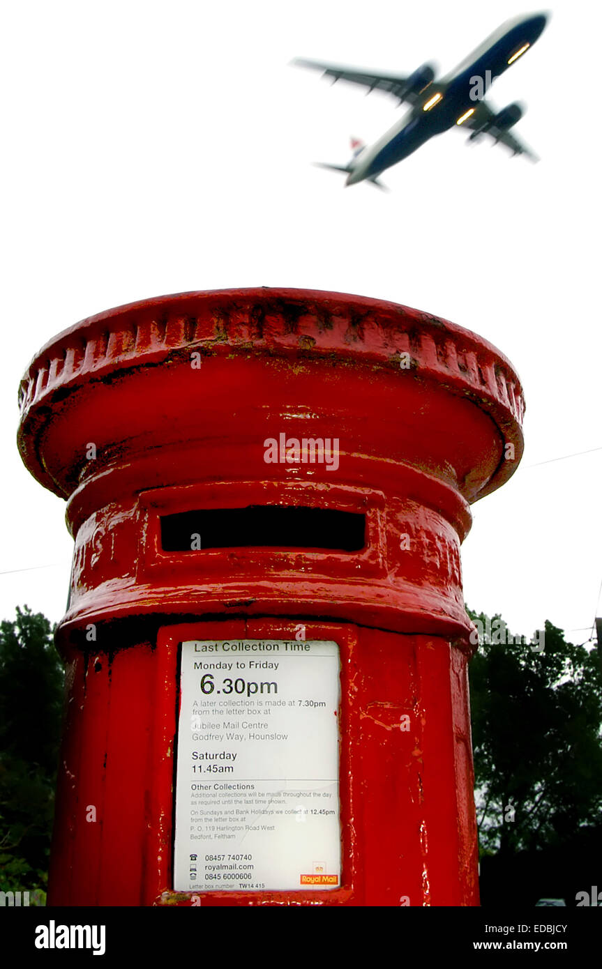 Un vol d'un avion d'un passé Royal Mail postbox près de l'aéroport de Heathrow, Londres. Banque D'Images