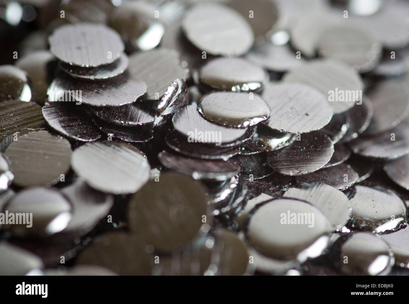 Granulés de sélénium ont mangé à l'Tradium GmbH à Francfort, Allemagne, novembre5, 2012. Tradium est considéré comme l'un des commerçants les plus connues d'Europe dans la technologie des métaux et terres rares. Photo : Frank Rumpenhorst/dpa Banque D'Images