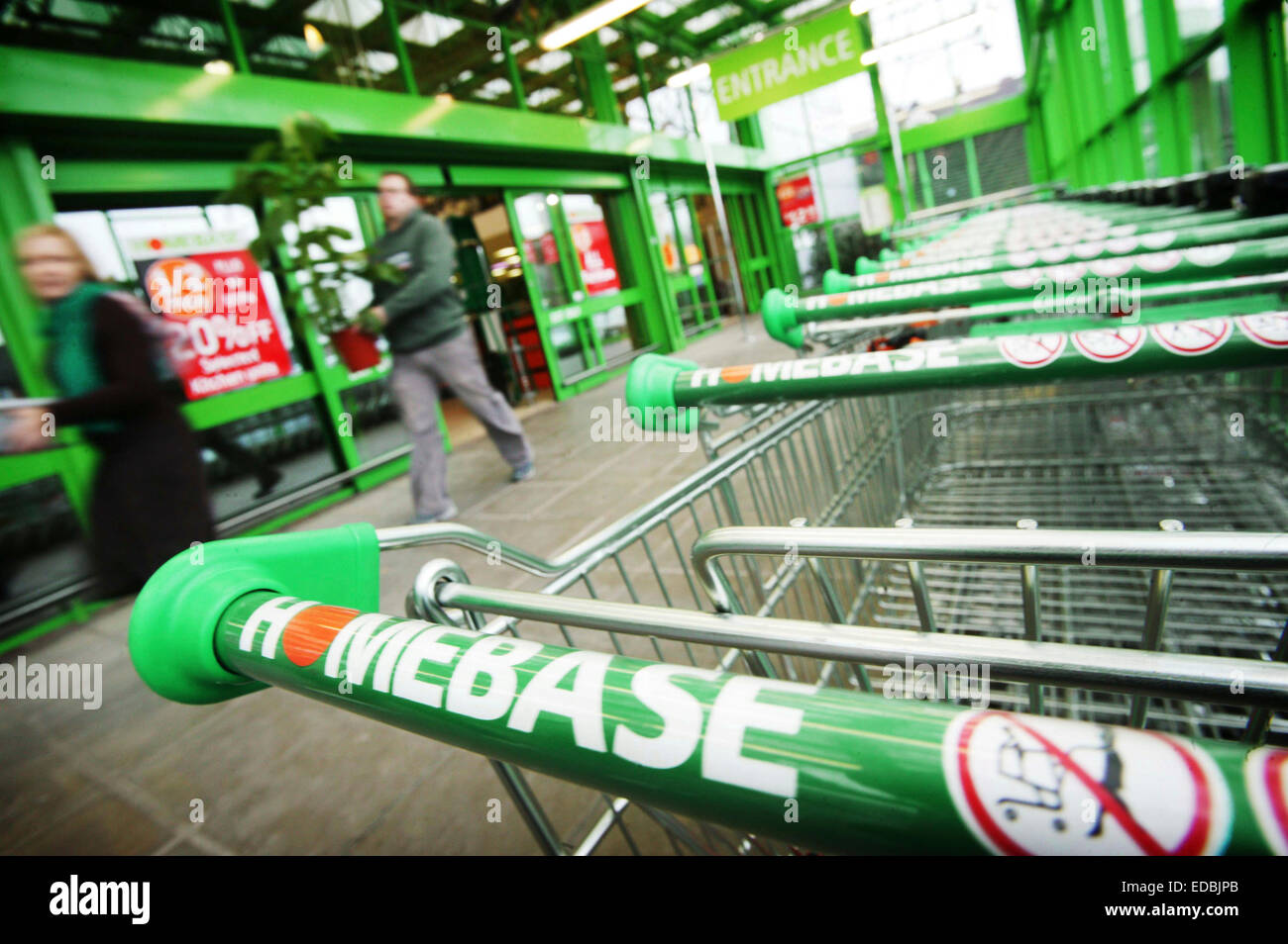 Les gens du shopping à Homebase ; partie de la Home Retail Group. Banque D'Images