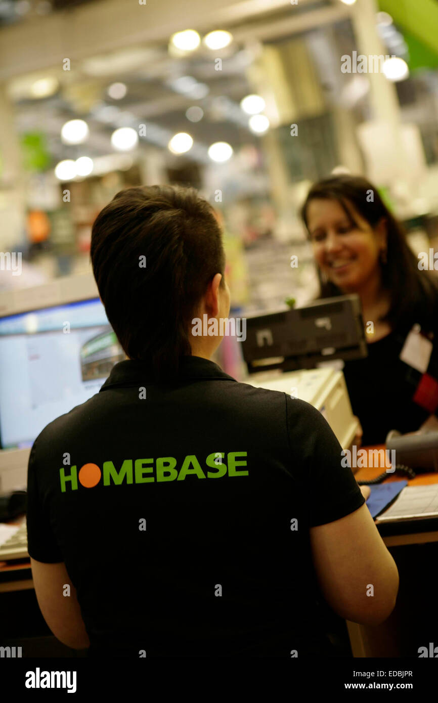 Les employés qui travaillent une jusqu'à points dans Homebase store. Banque D'Images