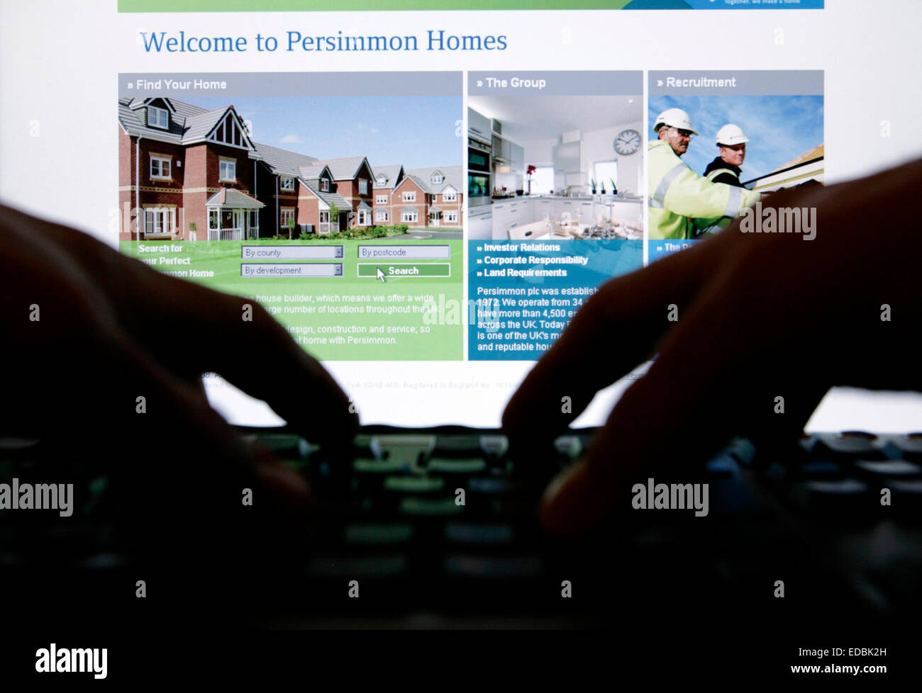 Un homme à naviguer sur le site web de maisons de kaki. Banque D'Images