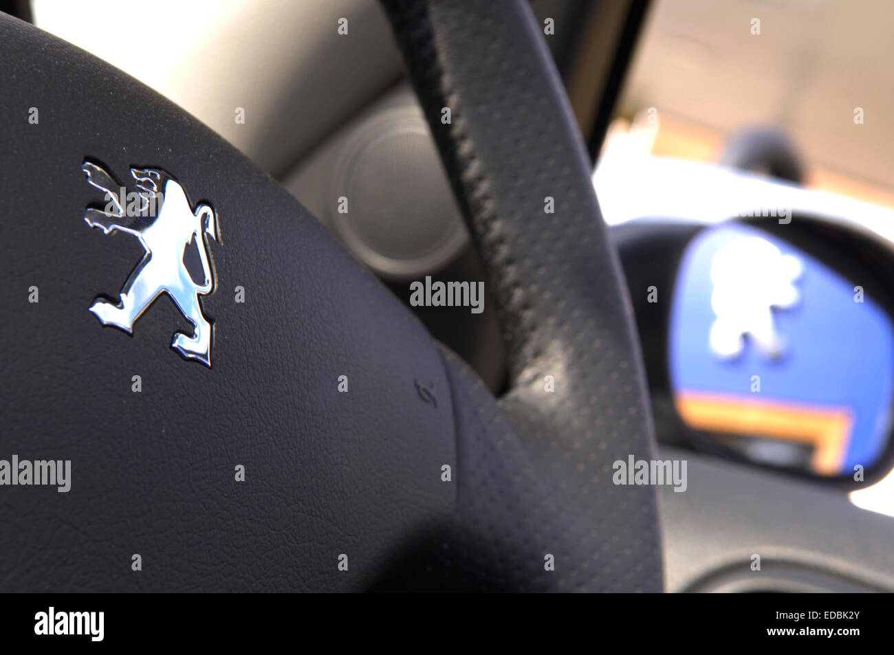 Le volant de marque à l'intérieur d'une voiture Peugeot. Banque D'Images