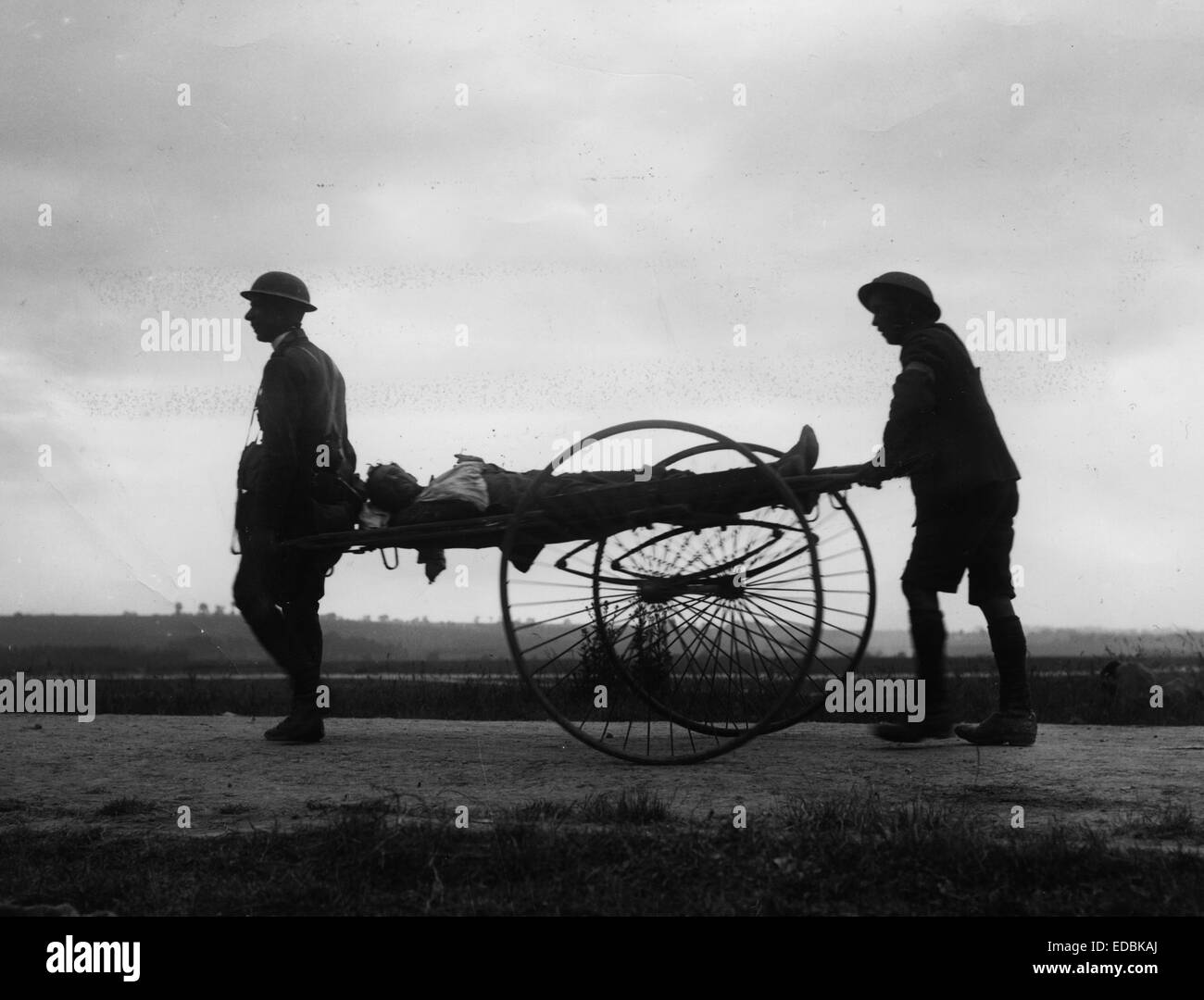 Ramener un blessé des tranchées. Banque D'Images