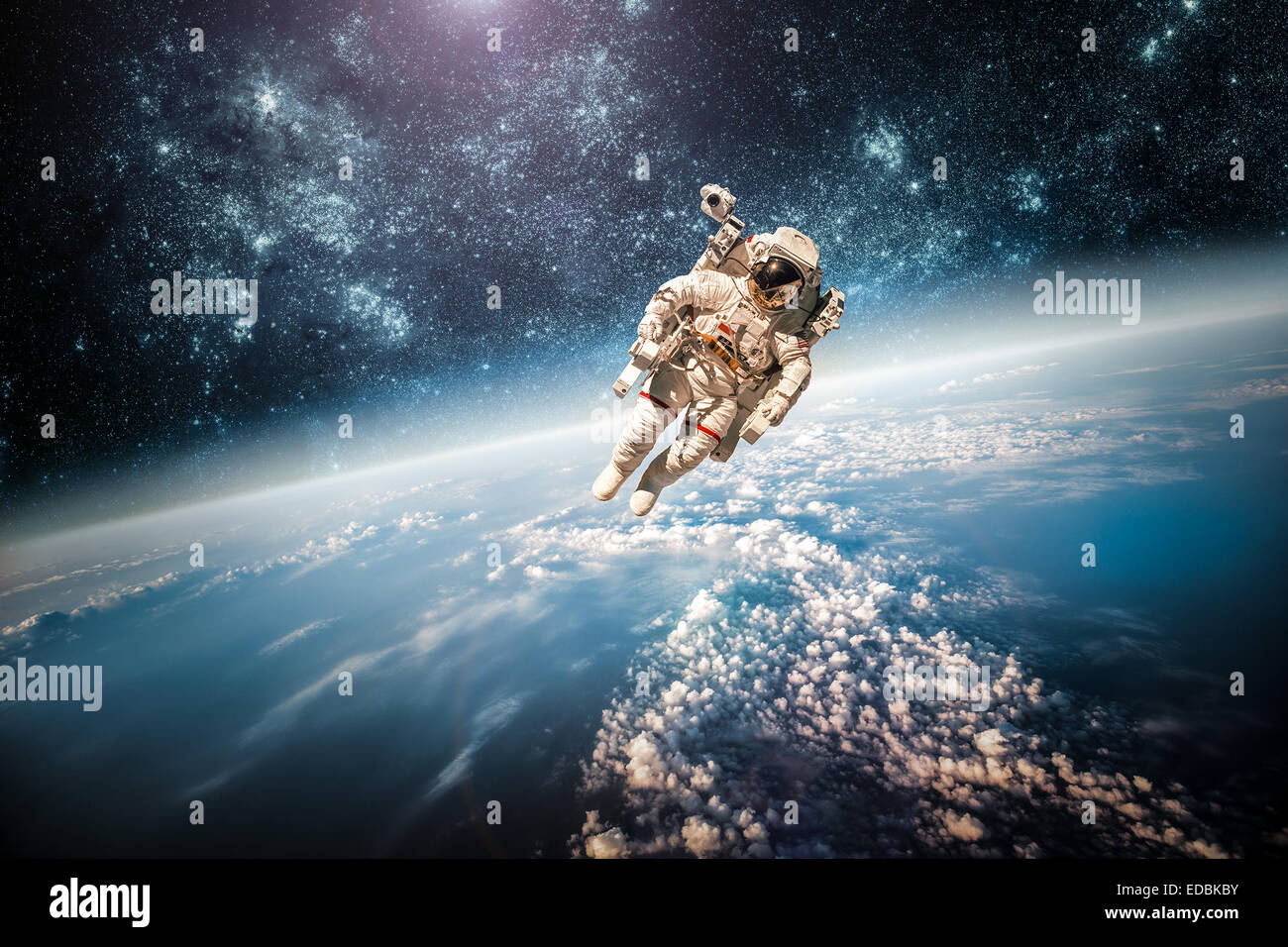 Astronaute dans l'espace dans le contexte de la planète terre. Éléments de cette image fournie par la NASA. Banque D'Images