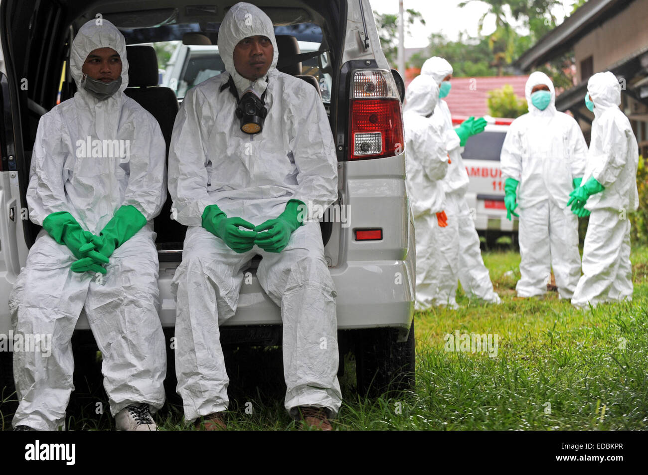 (150105) -- Pangkalan Bun, janv. 5. 2015 (Xinhua) -- les bénévoles indonésiens attendre pour charger un cercueil contenant le corps d'une victime de vol AirAsia QZ8501 à une ambulance à Pangkalan Bun, l'Indonésie. 5 janvier, 2015. Trois plans d'AirAsia l'égard des victimes d'accidents ont été livrées à l'Indonésie Centre de recherche d'AirAsia par un hélicoptère exploité par national indonésien de l'agence de recherche et de sauvetage (BASARNAS) le lundi, ce qui rend le nombre de corps envoyés à l'ordre d'évacuation post atteint 37. (Xinhua/ti'Kuncahya B.) Banque D'Images