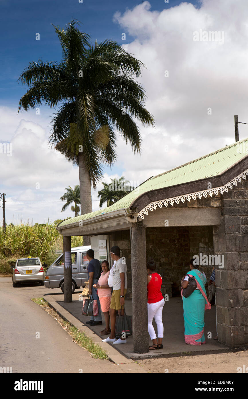 L'Ile Maurice, le Britannia, usine de canne à sucre village, des gens qui attendent à l'arrêt de bus pour les bus locaux Banque D'Images