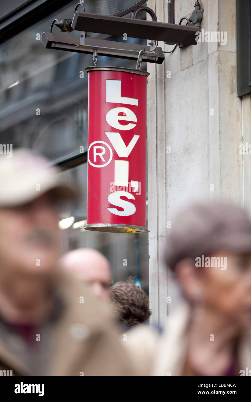Les gens en passant devant un magasin de Levi dans le centre de Londres. Banque D'Images