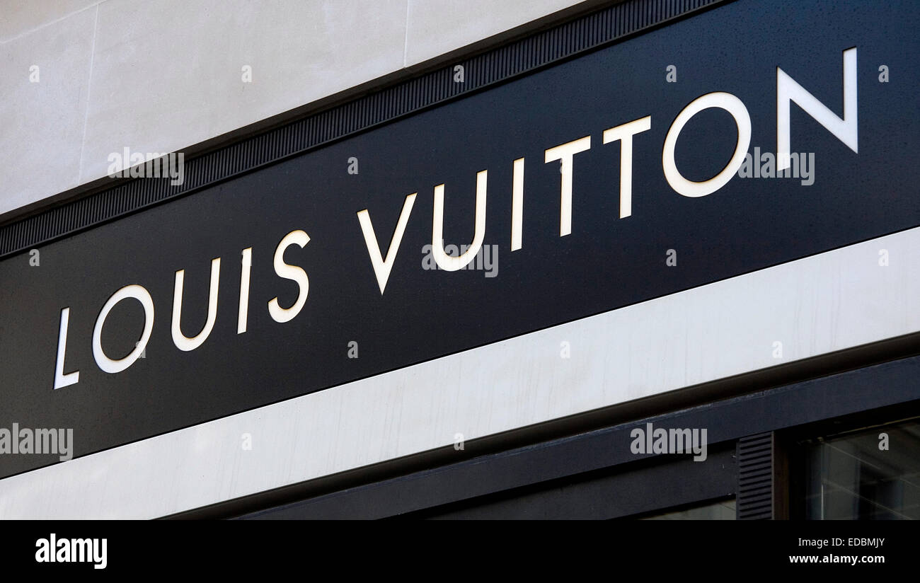 Tourné à l'extérieur du magasin Louis Vuitton, New Bond Street, Londres. Banque D'Images
