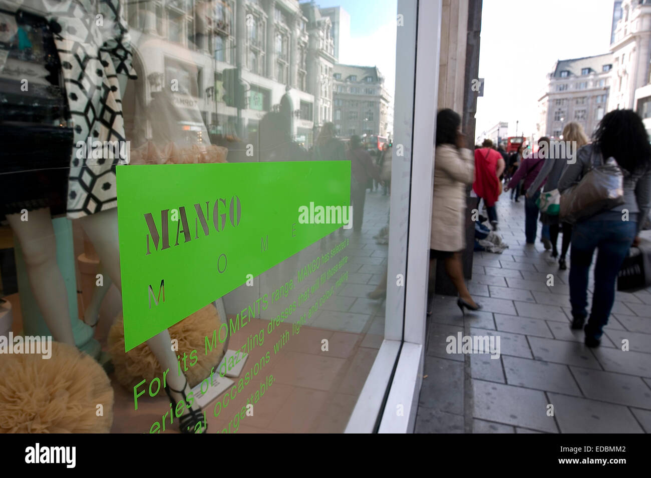 Photographie de l'extérieur du magasin Mango sur Oxford Street, Londres Banque D'Images