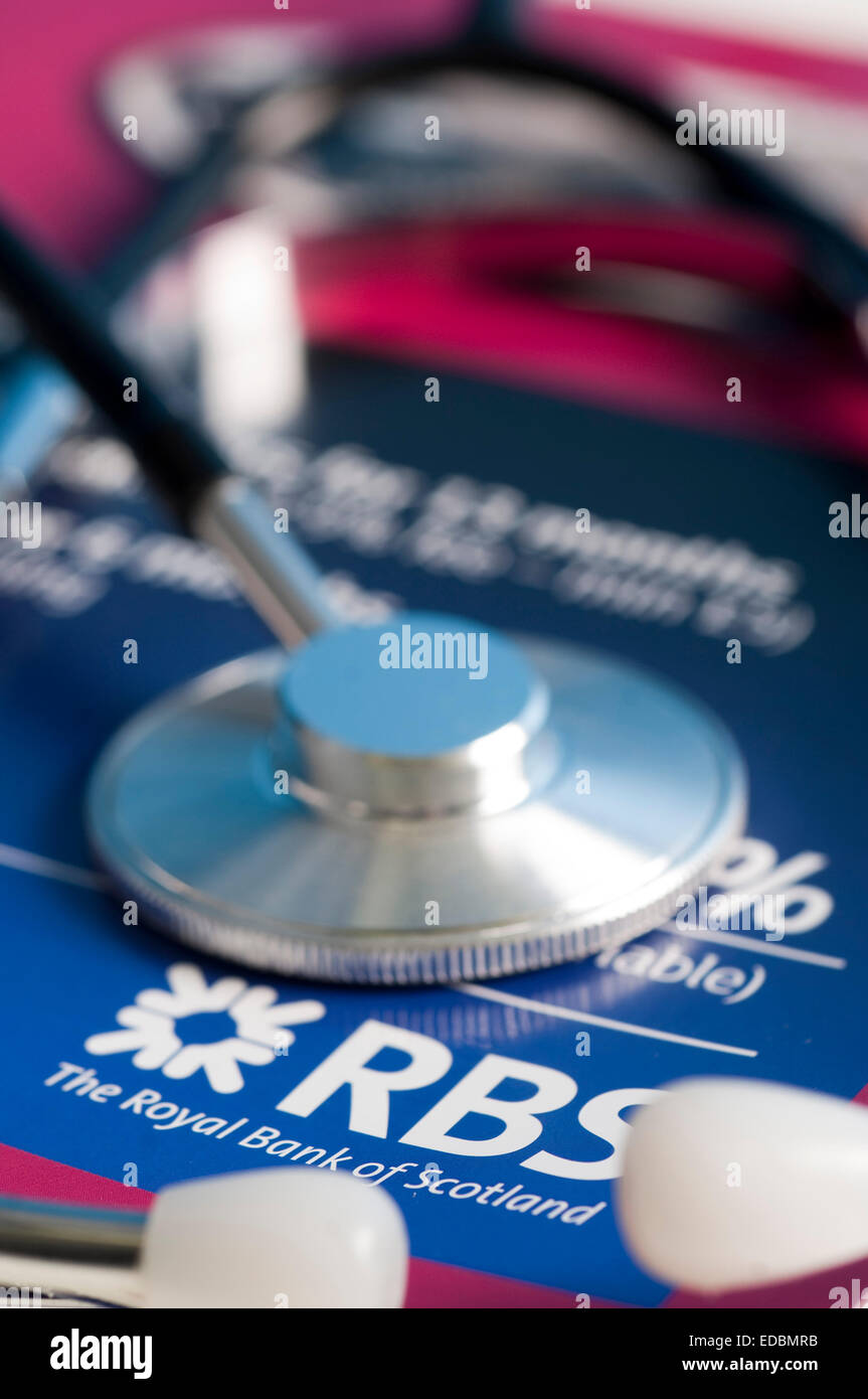 L'image figurative de la crise économique qui touche RBS. Sur la photo : un stéthoscope posé sur le haut d'un des prêts RBS brochure promotionnelle. Banque D'Images