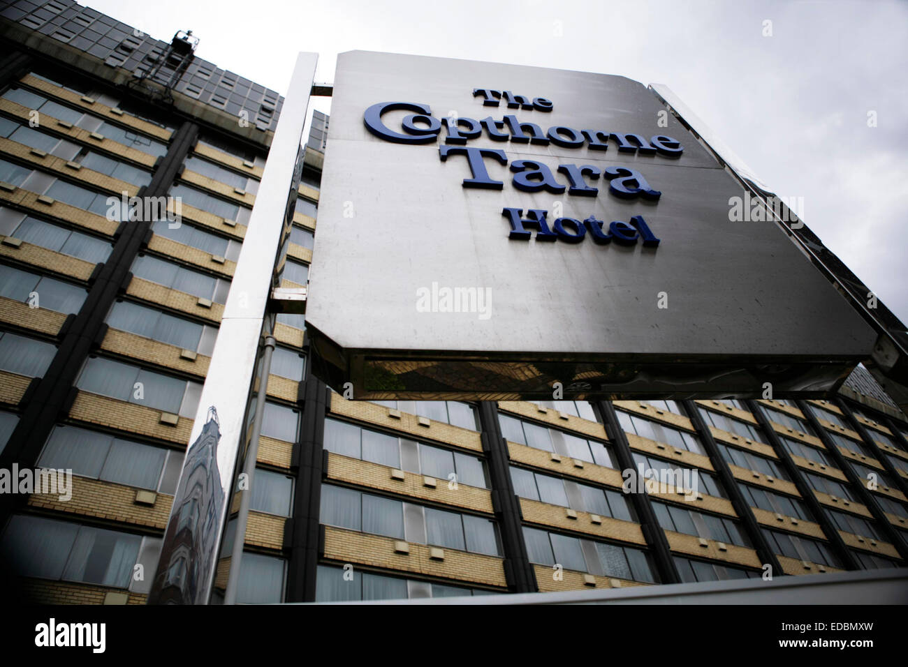 La signalisation extérieure de l'hôtel Copthorne Tara à Londres. Banque D'Images
