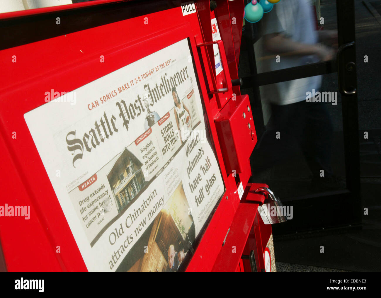 Seattle, WA. Un journal despenser tenant le Seattle Post-Intelligencer. Banque D'Images