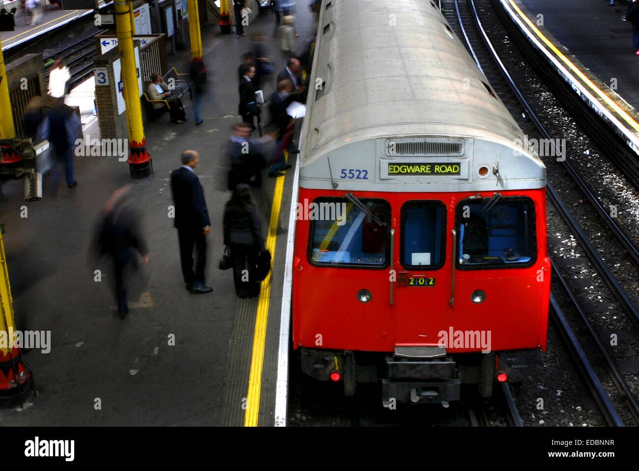 Les gens embarquent dans un train à la station de Farringdon. Banque D'Images