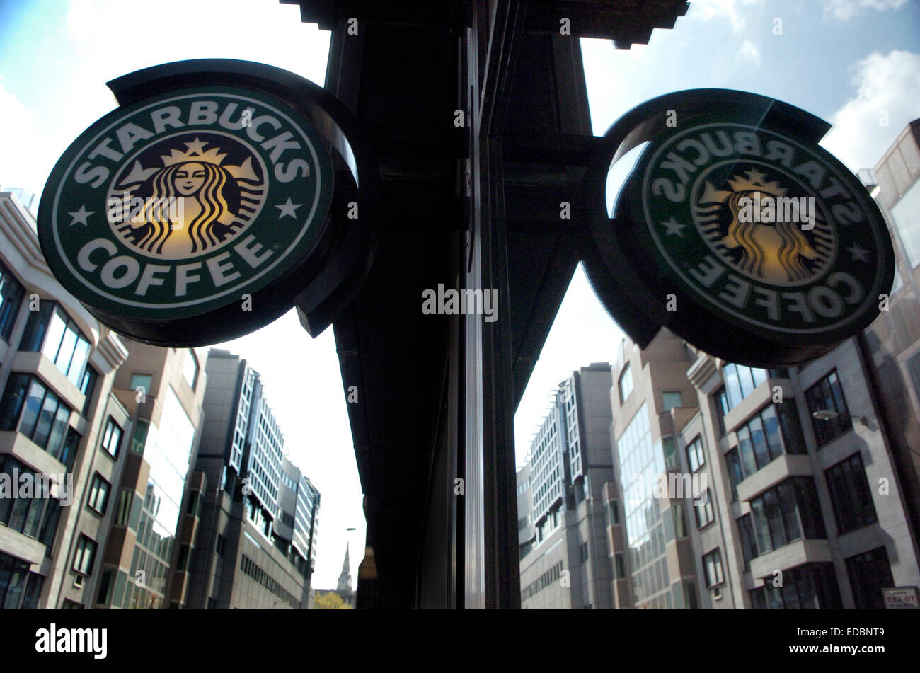 Un café Starbucks signe et sa réflexion. Banque D'Images