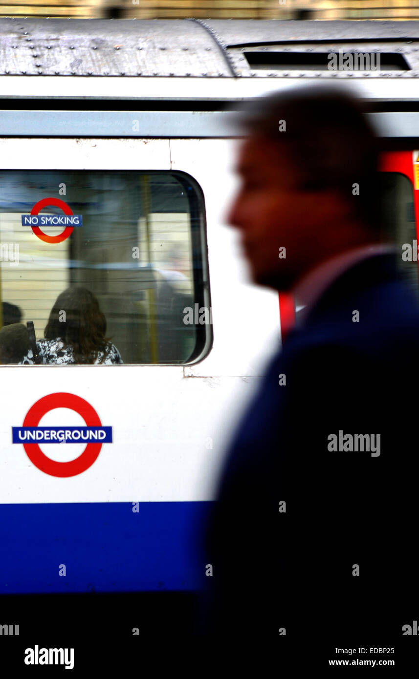Un train en arrivant à la station de métro Farringdon. Banque D'Images