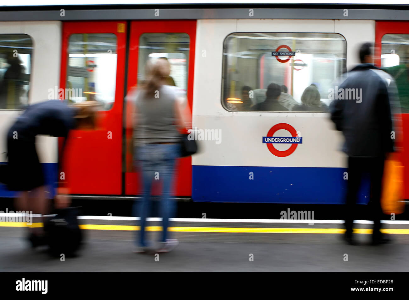 Un train en arrivant à la station de métro Farringdon. Banque D'Images