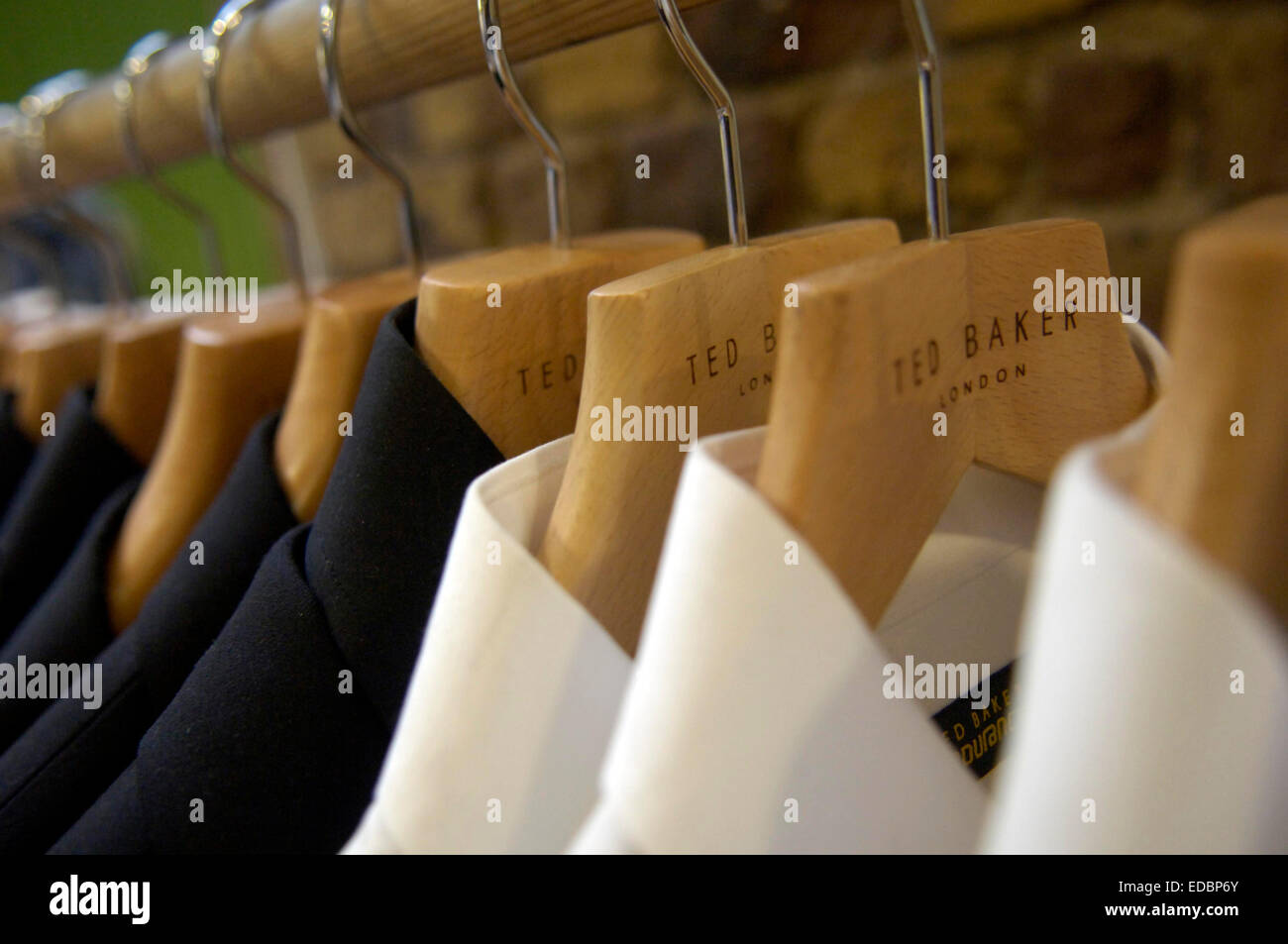 Ted Baker vêtements sur cintres dans un de leurs magasins à Londres. Photo par:Jason Alden Banque D'Images