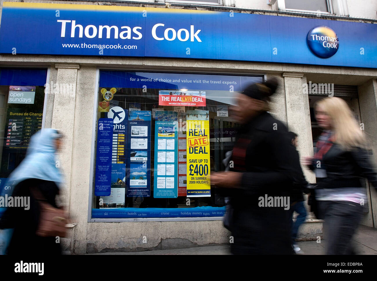 Les gens passent une succursale de l'agence de voyage Thomas Cook à Islington, Londres. Banque D'Images