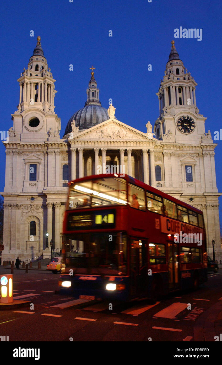 Un bus de Londres rouge passe devant la Cathédrale St Paul. Banque D'Images