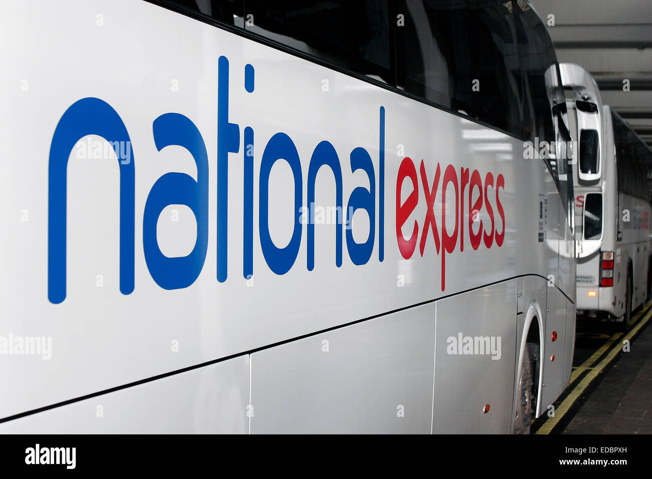 Un National Express Coach près de la gare routière de Victoria au centre de Londres. Banque D'Images