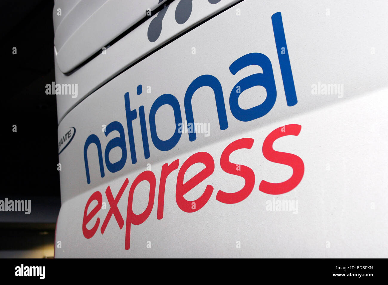 Un National Express Coach près de la gare routière de Victoria au centre de Londres. Banque D'Images