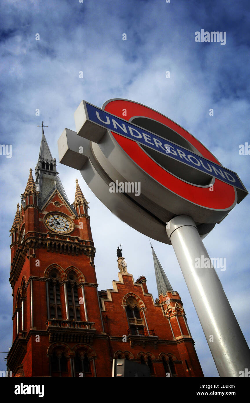 Une affiche à l'extérieur du métro de Londres St Pancras International train station. Banque D'Images