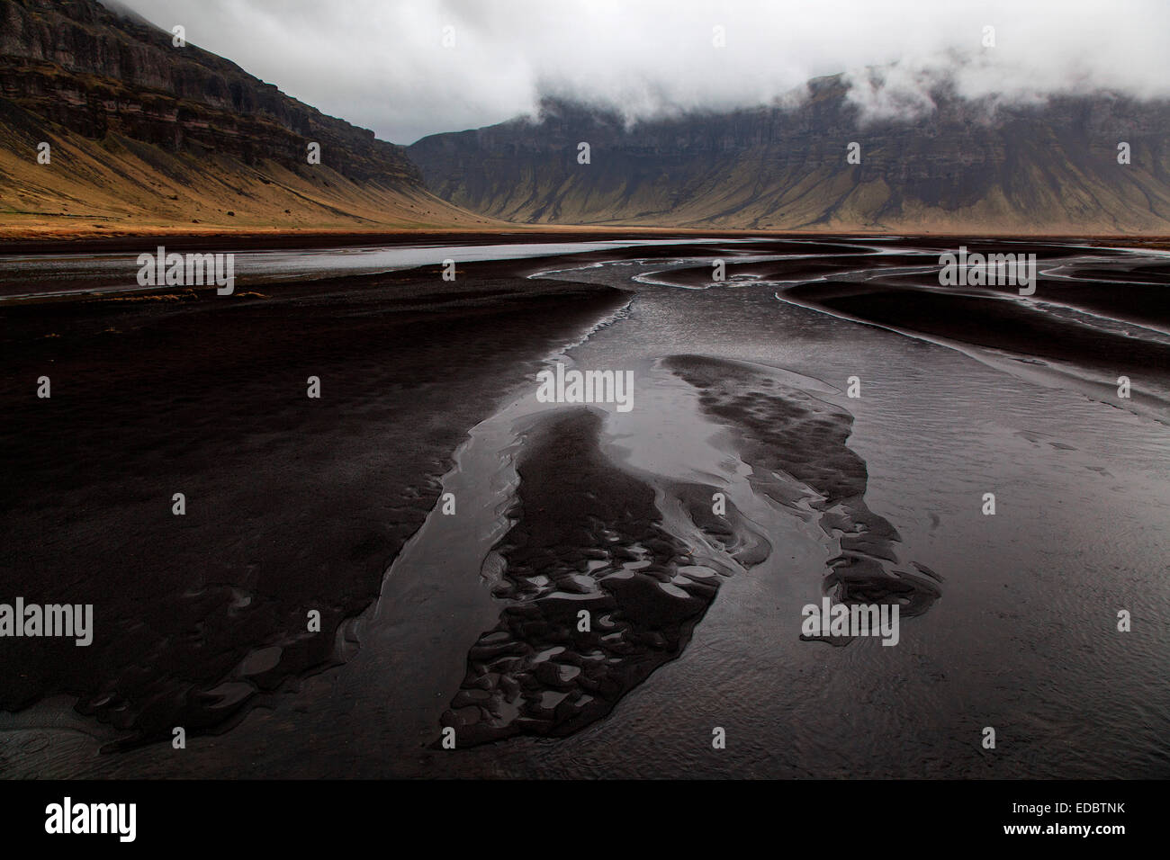 Paysage, rivière de sable de lave, montagnes, nuages, près de l'Islande, Nupsstadur Banque D'Images
