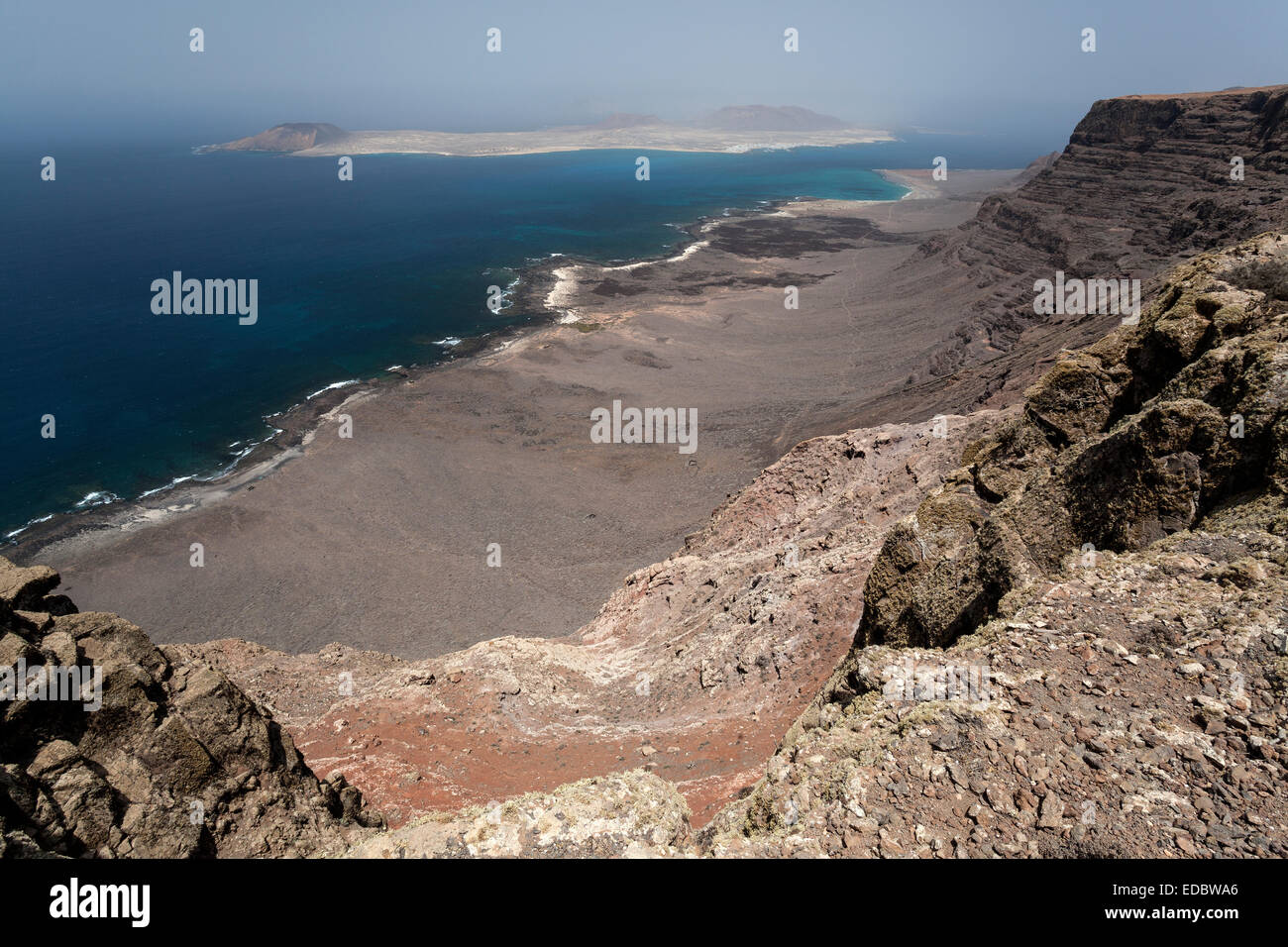 Vue depuis la falaise de Famara, Risco de Famara, de Playa del Risco beach et dans l'île de Graciosa, Lanzarote, îles Canaries, Espagne Banque D'Images