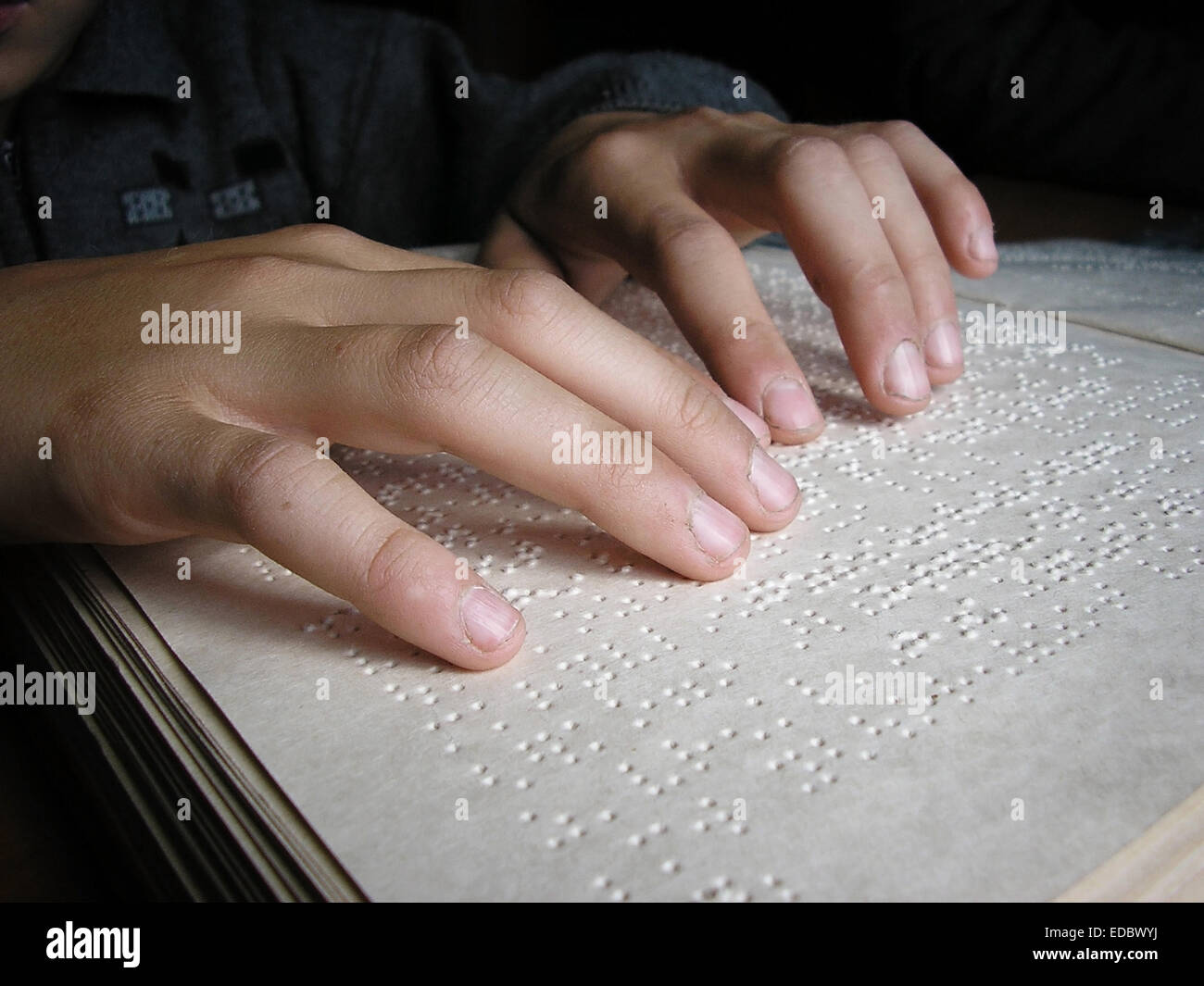 Les doigts et le braille. Garçon aveugle de lire un livre en braille. Banque D'Images