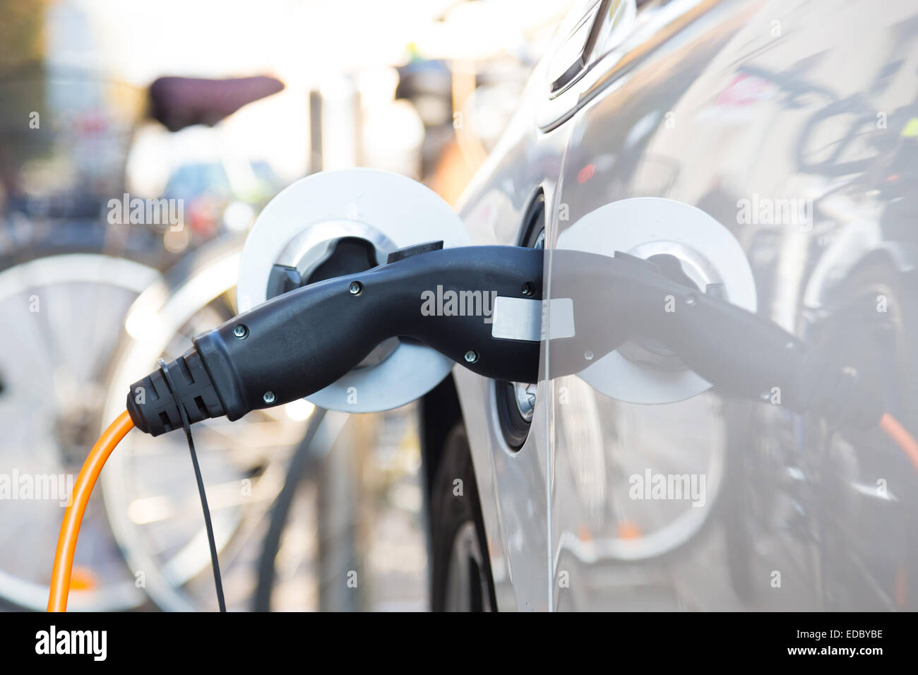 Voiture électrique dans la station de charge. Banque D'Images