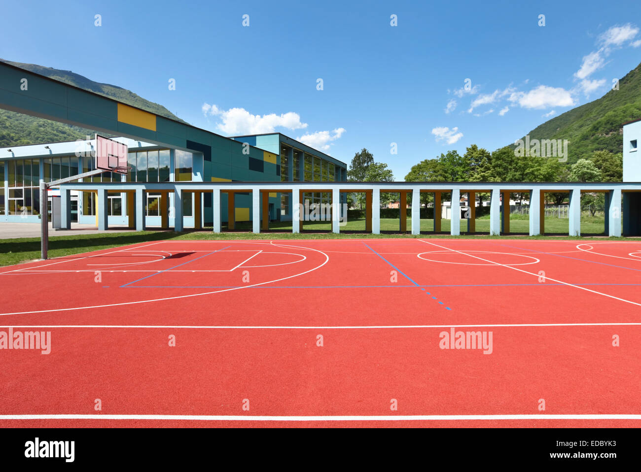 L'école publique, la construction de l'extérieur, aire de jeux Banque D'Images