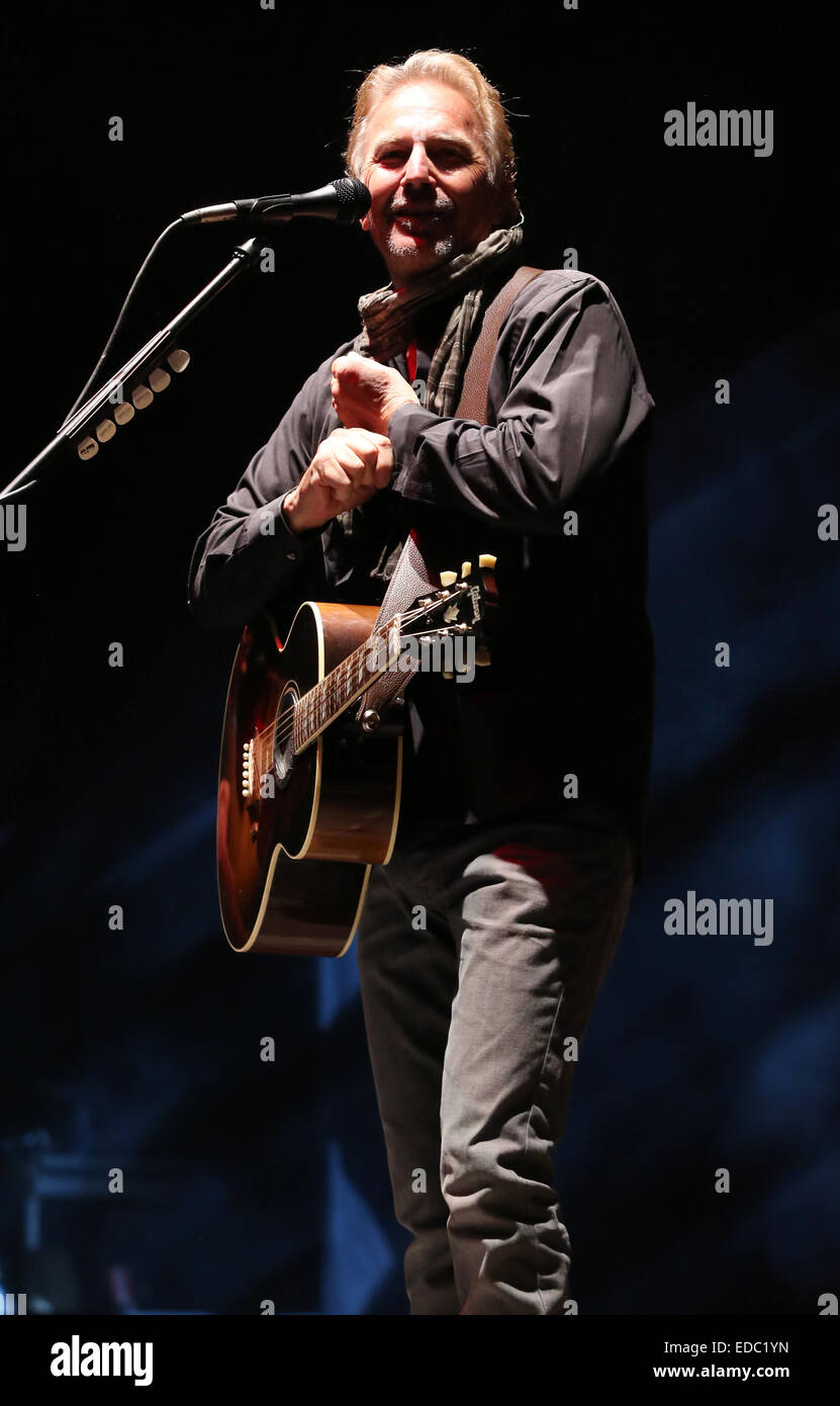 Kevin Costner joue en live sur la scène du Festival de Cannes 2014 Avec