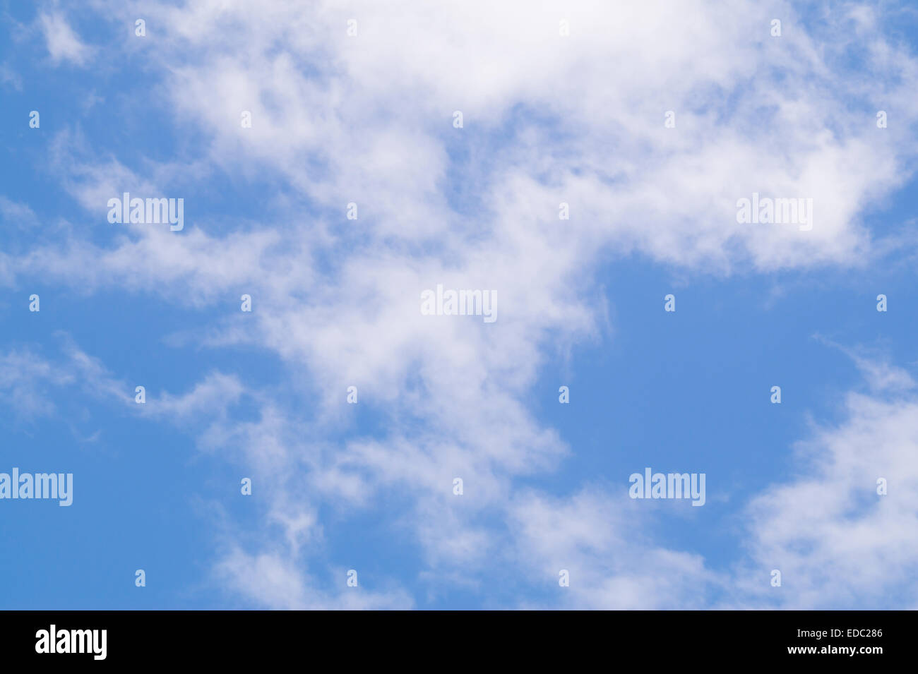 Nuages dans le ciel bleu Banque D'Images