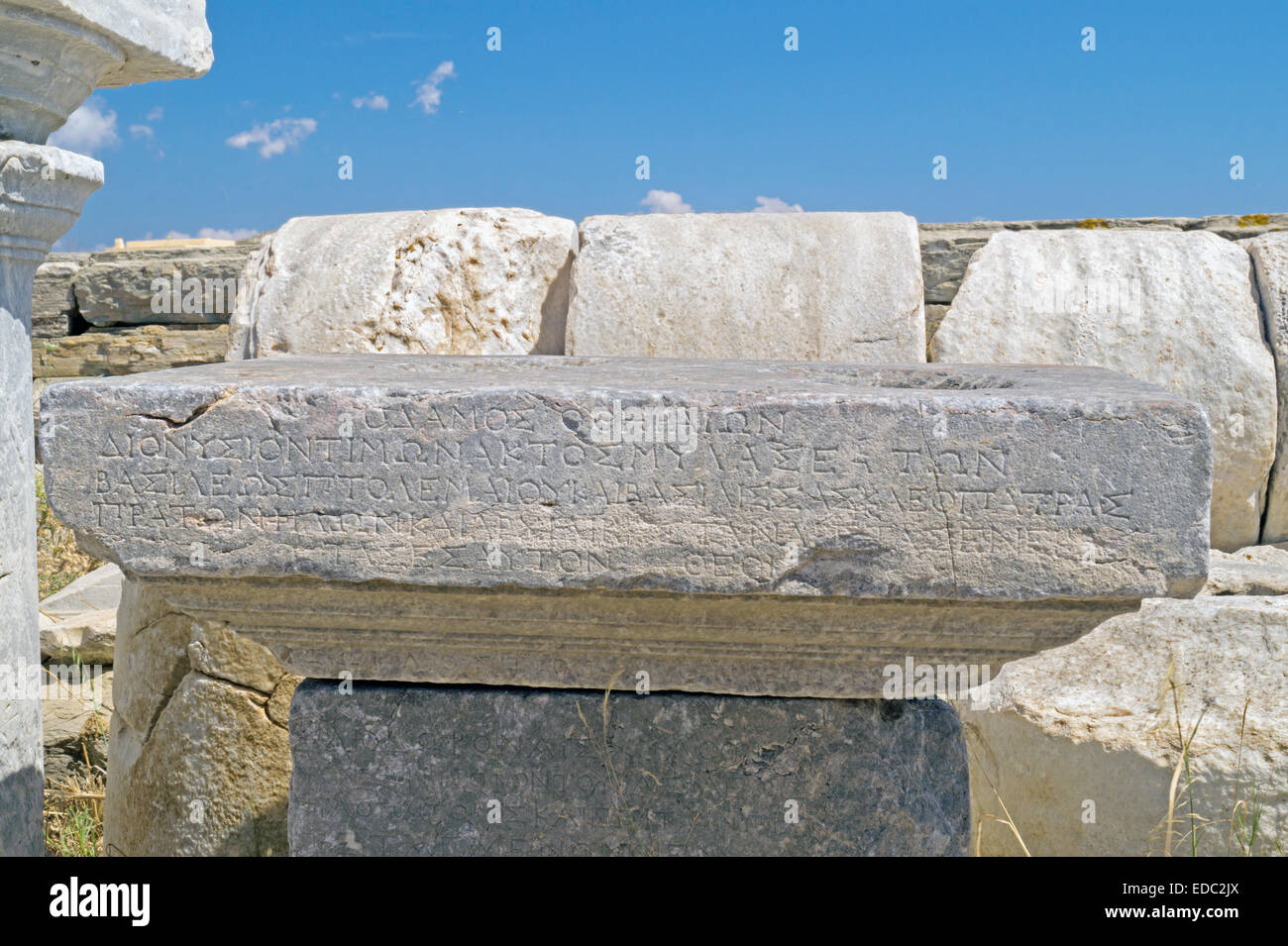 Fragment d'anciennes ruines avec lettrage grec sur la célèbre île de Delos, Grèce Banque D'Images