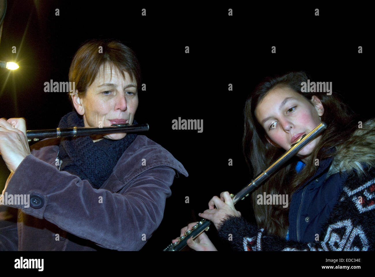 Les sections locales à jouer de la musique dans leur village au temps de Noël, Dockenfield, près de Farnham, Surrey, Royaume-Uni. Banque D'Images