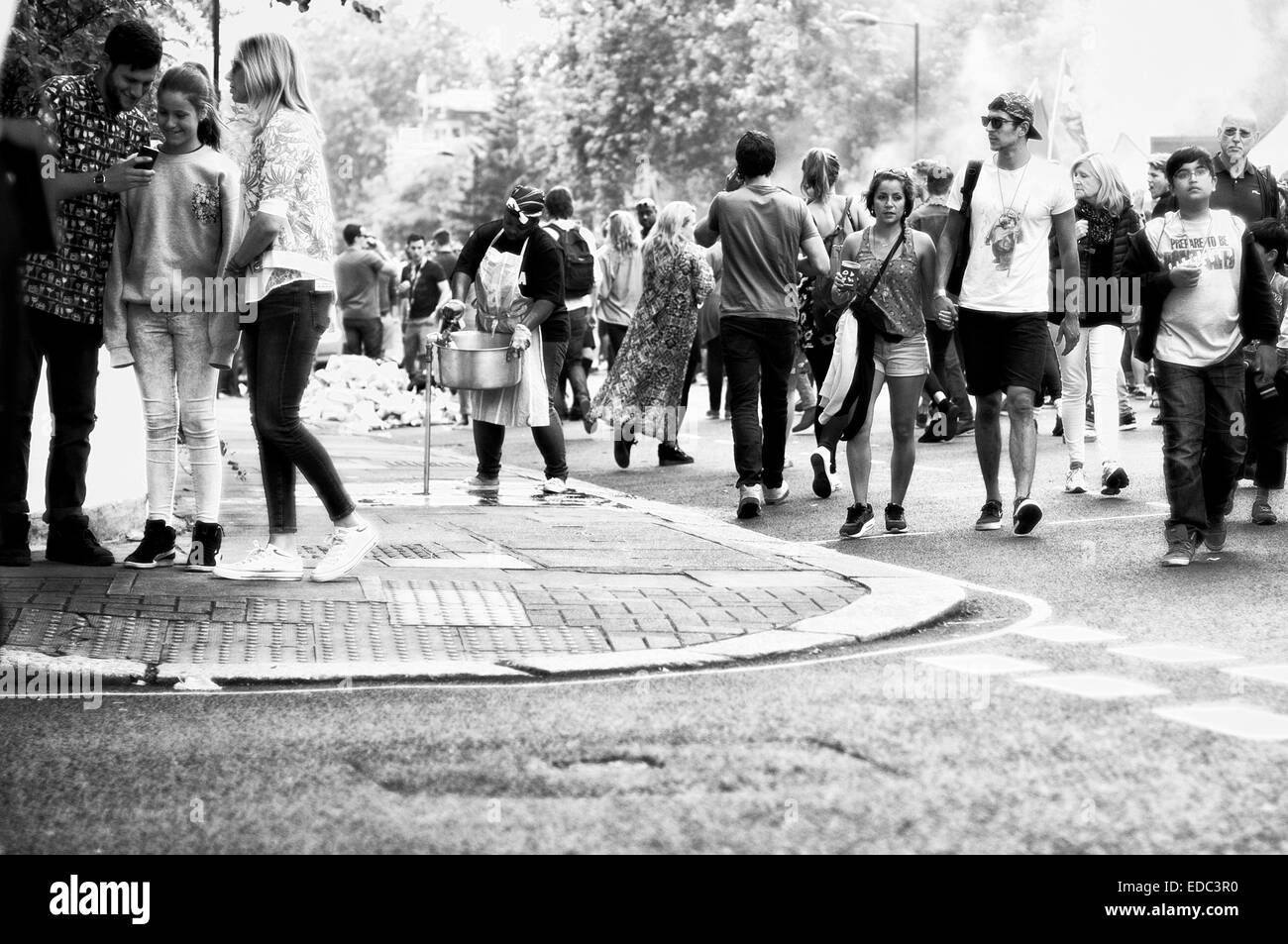 24 août 2014, carnaval de Notting Hill London- UK Femme échoués sur le pavé déambulaient dans la foule dans la rue Banque D'Images